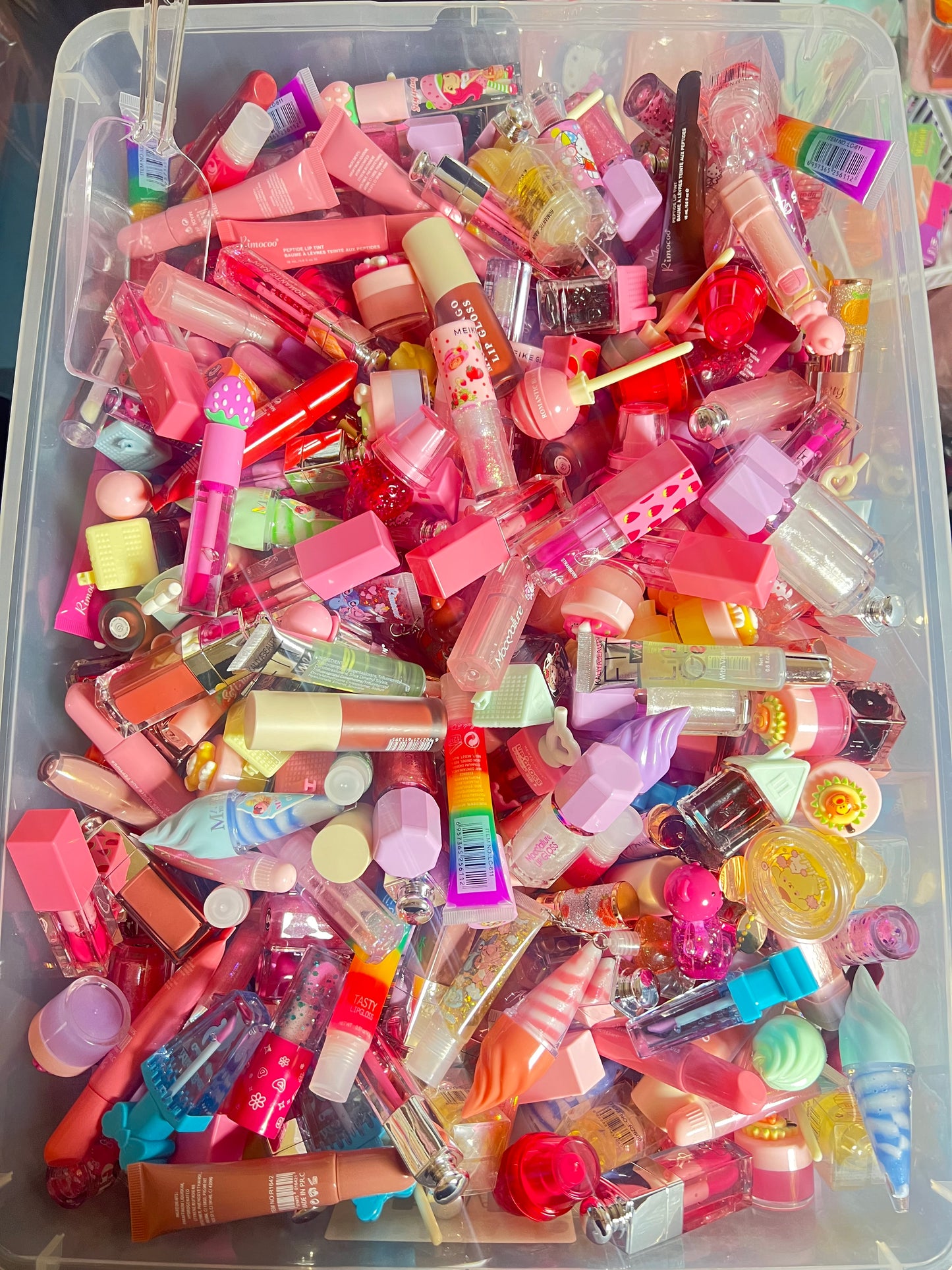 25- Pack Lip Gloss Scoop ( NOT self- selecting ,Mystery Lippie pack( lip gloss, lip balm, lipstick, lip tint & more ).