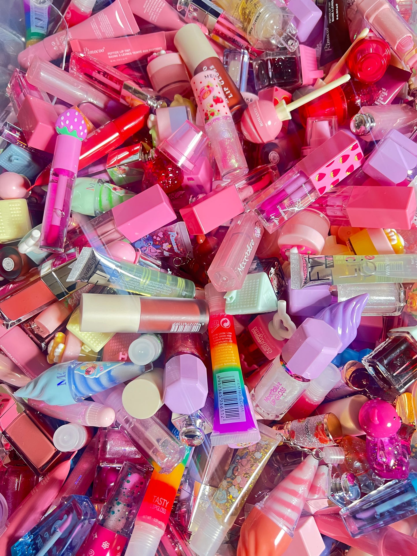 25- Pack Lip Gloss Scoop ( NOT self- selecting ,Mystery Lippie pack( lip gloss, lip balm, lipstick, lip tint & more ).