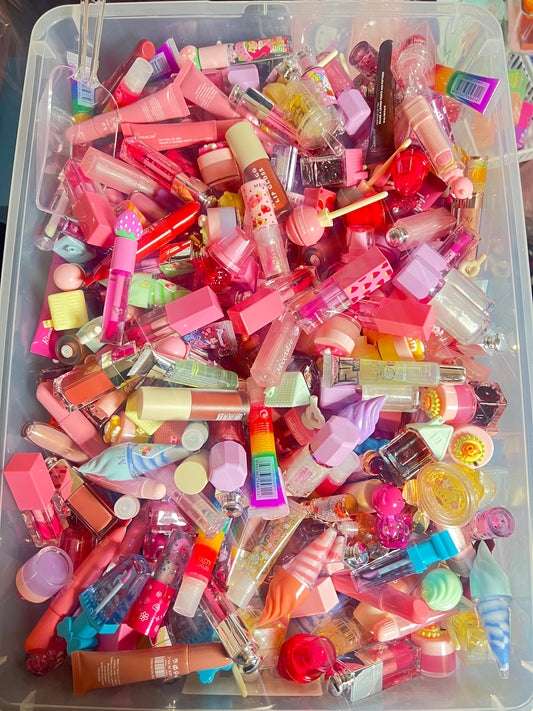 25- Pack Lip Gloss Scoop ( NOT self- selecting ,Mystery Lippie pack( lip gloss, lip balm, lipstick, lip tint & more ).